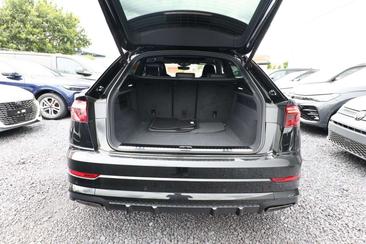 Audi Q8 S Line — photo 11