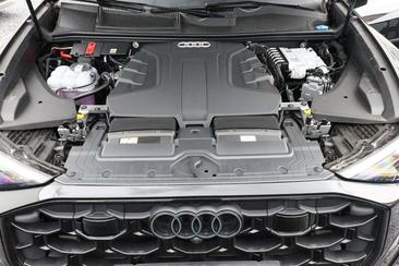 Audi Q8 S Line — photo 12