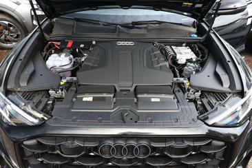 Audi Q8 S Line — photo 12