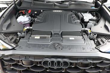 Audi Q8 S Line — photo 12