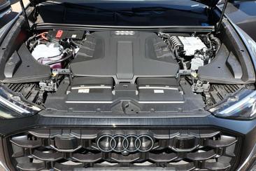 Audi Q8 S Line — photo 12