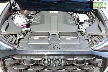 Audi Q8 S Line — photo 10