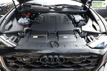 Audi Q8 S Line — photo 10