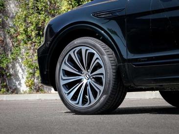 Bentley Bentayga V8 — photo 6