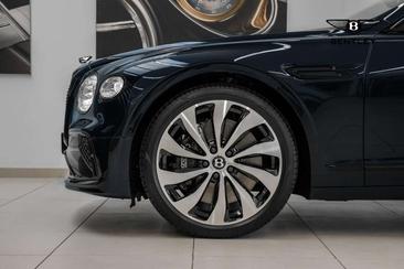 Bentley Flying Spur V8 Hybrid — photo 13