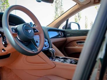 Bentley Bentayga V8 — photo 13