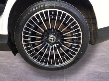 Mercedes EQC 400 — photo 11