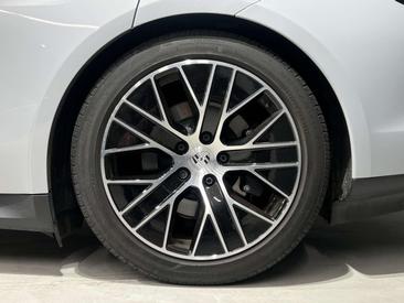 Porsche Taycan — photo 9