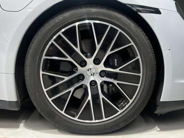 Porsche Taycan — photo 11