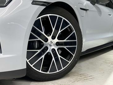 Porsche Taycan — photo 13