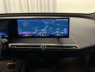 BMW IX M70 — photo 9