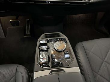 BMW IX M70 — photo 10