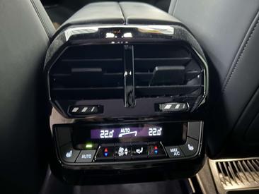 BMW IX M70 — photo 17