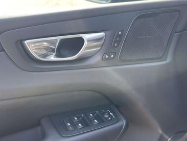Volvo XC60 B5 R-Design — photo 13