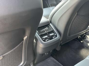 Volvo XC60 B5 R-Design — photo 17