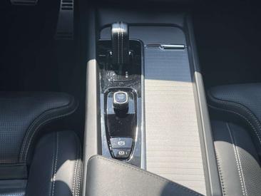 Volvo XC60 B5 R-Design — photo 22