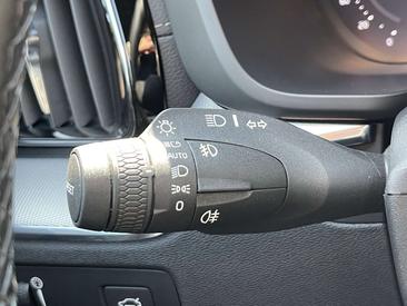 Volvo XC60 B5 R-Design — photo 28