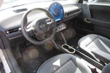Mini Cooper E Classic — photo 5