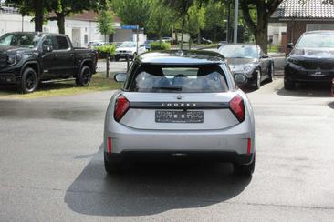 Mini Cooper E Classic — photo 16