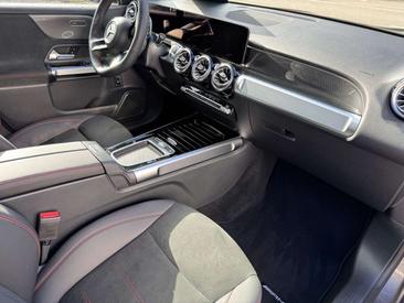 Mercedes GLB 200 AMG Line — photo 8