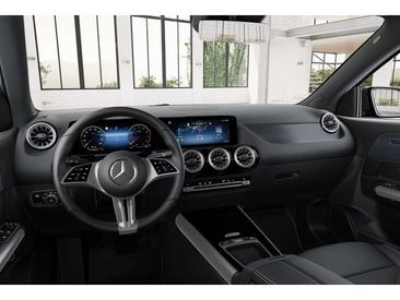 Mercedes GLA 180 — photo 10