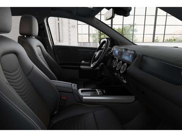 Mercedes GLA 180 — photo 12