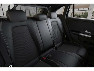 Mercedes GLA 180 — photo 13