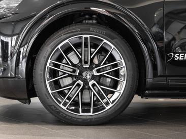 Porsche Cayenne E4 Turbo Electric — photo 4
