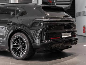 Porsche Cayenne E4 Turbo Electric — photo 9