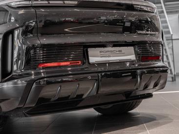 Porsche Cayenne E4 Turbo Electric — photo 11