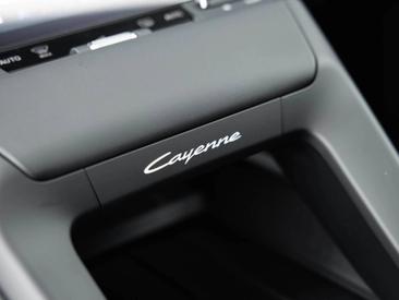Porsche Cayenne E4 Electric — photo 17