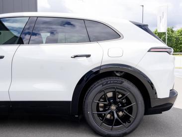 Porsche Cayenne E4 Turbo Electric — photo 13