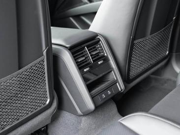Porsche Cayenne E4 Electric — photo 24