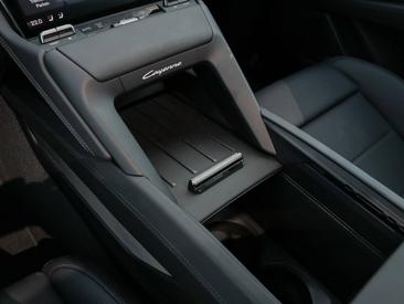 Porsche Cayenne E4 Electric — photo 18