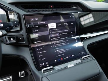 Porsche Cayenne E4 Electric — photo 28