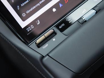 Porsche Cayenne E4 Electric — photo 30