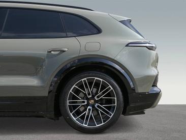 Porsche Cayenne E4 Electric — photo 27