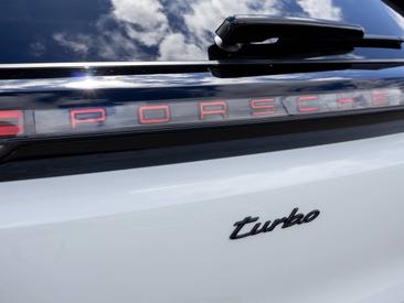 Porsche Cayenne E4 Turbo Electric — photo 41