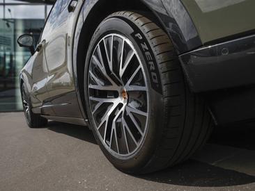 Porsche Cayenne E4 Electric — photo 9