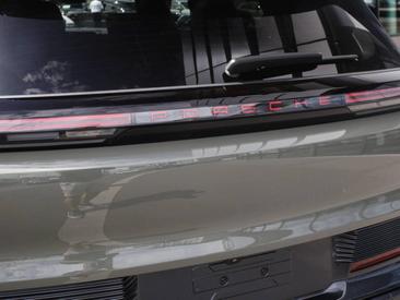 Porsche Cayenne E4 Electric — photo 10
