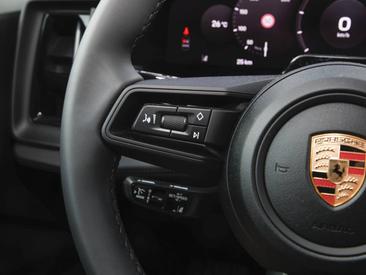 Porsche Cayenne E4 Electric — photo 14