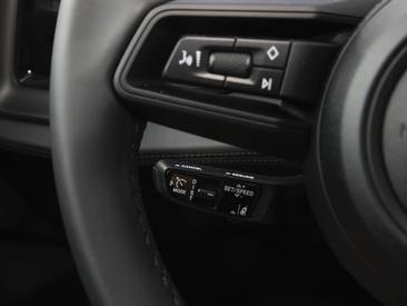 Porsche Cayenne E4 Electric — photo 16
