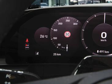 Porsche Cayenne E4 Electric — photo 18