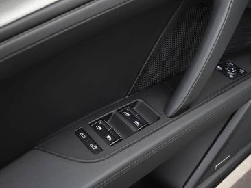 Porsche Cayenne E4 Electric — photo 20