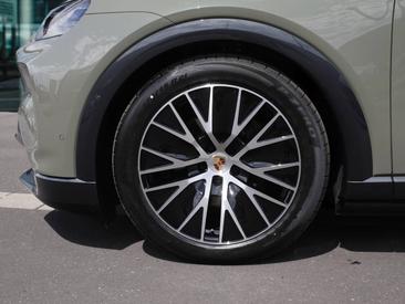 Porsche Cayenne E4 Electric — photo 23