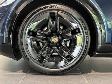 Porsche Cayenne E4 Electric — photo 10