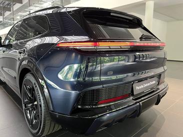 Porsche Cayenne E4 Electric — photo 12