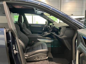 Porsche Cayenne E4 Electric — photo 21