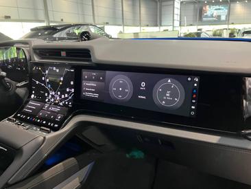 Porsche Cayenne E4 Electric — photo 22