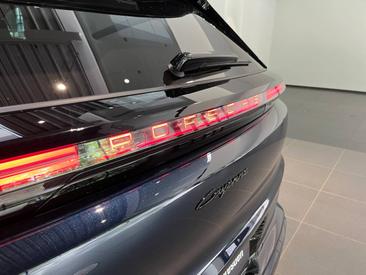 Porsche Cayenne E4 Electric — photo 28